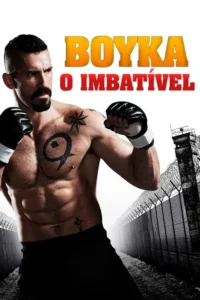 Homem musculoso e barbudo,com luvas de luta e tatuagens,posa com intensidade. Fundo com cerca de arame farpado e torre de prisão.