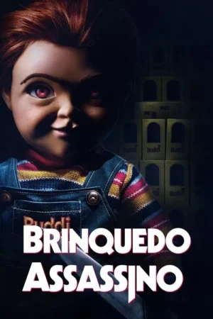 Boneco ruivo assustador com olhos vermelhos brilhantes, segurando uma faca. Fundo escuro com pilhas de caixas de brinquedo.