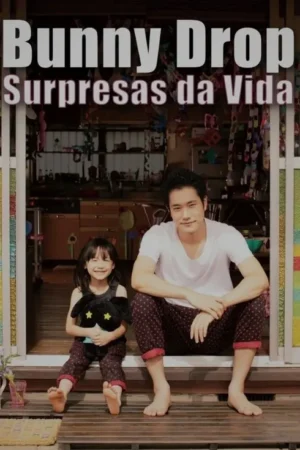 Homem e menina sorrindo, descalços, sentados na entrada de uma casa aconchegante. Ela abraça um bicho de pelúcia.