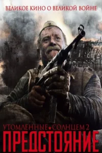 Soldado bigodudo em uniforme de guerra sujo segura metralhadora. Olhar intenso em cenário devastado, com fumaça. Clima sombrio de combate.
