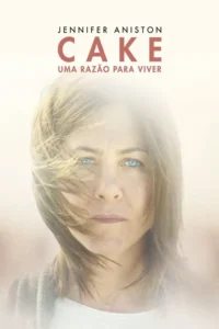 Close-up de mulher com cabelo ao vento e olhos azuis penetrantes. Fundo claro e difuso,clima pensativo e etéreo.
