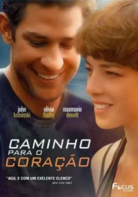 Close-up de homem e mulher sorrindo, com olhares calorosos. Fundo suave e iluminação romântica sugerem um romance.