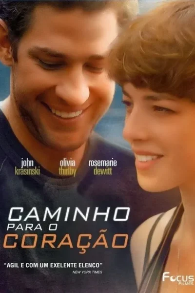 Close-up de homem e mulher sorrindo, com olhares calorosos. Fundo suave e iluminação romântica sugerem um romance.