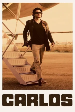 Homem de óculos escuros, casaco e rifle desce escada de avião em pista ensolarada. Imagem sépia com clima de suspense e ação.