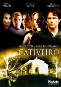 Cinco personagens tensos em primeiro plano escuro. Abaixo,uma casa velha e árvores esqueléticas brilham em tons amarelados,criando uma atmosfera sinistra.