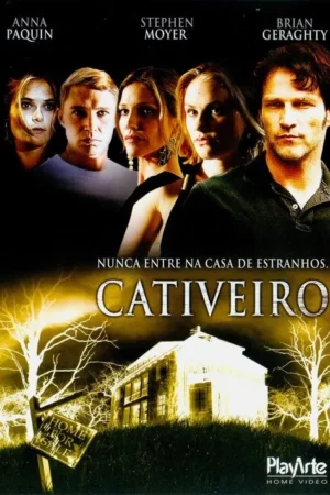 Cinco personagens tensos em primeiro plano escuro. Abaixo, uma casa velha e árvores esqueléticas brilham em tons amarelados, criando uma atmosfera sinistra.