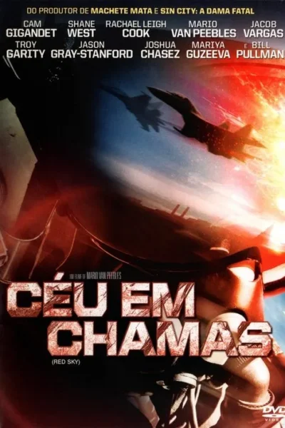 Pôster de ação: caças voando contra um céu escuro com explosões vermelhas. Um piloto com capacete em primeiro plano. Atmosfera tensa.