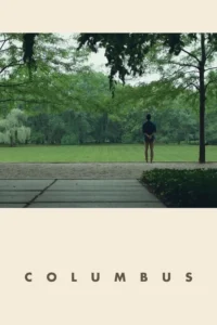 Um homem de costas em um caminho,observando um gramado verde vasto e floresta densa. Cena calma e reflexiva.