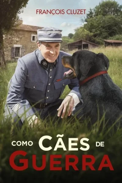 Homem de uniforme sorrindo para um cão rottweiler em campo verde. Ao fundo, uma casa de pedra e celeiros rústicos.