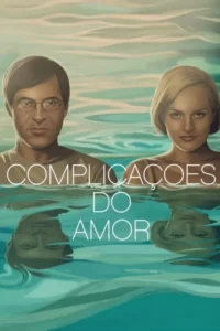Pôster:homem de óculos e mulher loira semi-submersos em água verde-azulada,com seus reflexos distorcidos abaixo. Atmosfera intrigante.