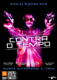 Um homem de óculos escuros e armas nas mãos, envolto em neon rosa e roxo, em um fundo escuro. Clima intenso e tecnológico.