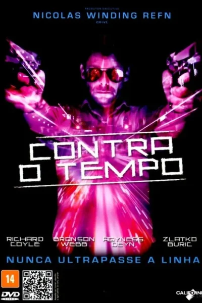 Um homem de óculos escuros e armas nas mãos, envolto em neon rosa e roxo, em um fundo escuro. Clima intenso e tecnológico.