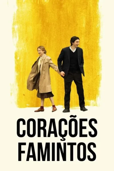 Casal sorridente de mãos dadas, ela de sobretudo bege, ele de casaco, contra um fundo amarelo vibrante. Clima romântico e alegre.