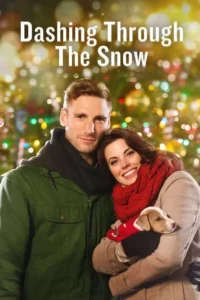 Casal sorridente com um cachorrinho em suéter vermelho. Ao fundo, luzes de Natal borradas criam um clima festivo e acolhedor.