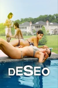 Duas mulheres de biquíni à beira da piscina, uma olhando fixamente. Homem e mulher ao fundo, em frente a uma mansão luxuosa. Clima sensual.
