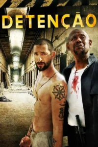 Dois homens em um corredor de prisão dilapidado. Um barbudo e tatuado,o outro com camisa ensanguentada. Clima tenso e violento.