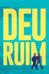 Fundo azul-turquesa com dois homens escuros caminhando sobre letras amarelas grandes. Um deles usa mochila. Clima enigmático.