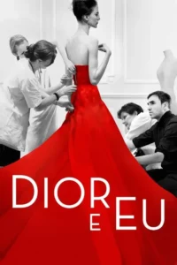 Mulher elegante de vestido vermelho vibrante sendo ajustado por assistentes em ateliê P&B. Cena de alta costura e dedicação.