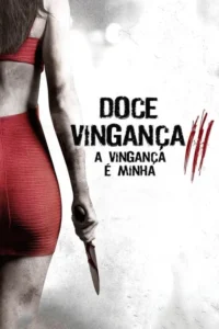 Mulher de costas em vestido vermelho,pele marcada,segurando faca ensanguentada. Fundo sujo,clima sombrio e violento.