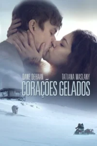 Pôster. Um casal se beija intensamente. Abaixo,vasta paisagem nevada com uma estação,um urso polar e uma pessoa em snowmobile. Clima gelado e romântico.