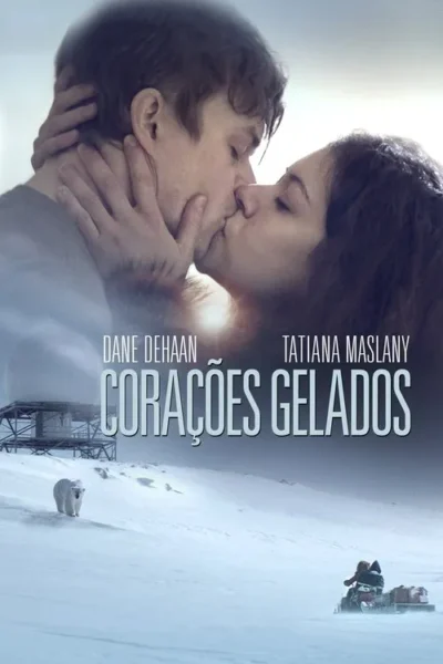 Pôster. Um casal se beija intensamente. Abaixo, vasta paisagem nevada com uma estação, um urso polar e uma pessoa em snowmobile. Clima gelado e romântico.