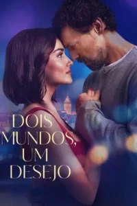 Casal com rostos próximos e mãos dadas,sobre cidade noturna iluminada,com uma torre ao fundo. Clima romântico e íntimo.