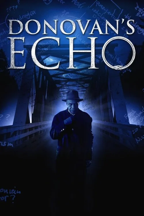 Donovan's Echo 1 Pôster azul escuro:um homem de chapéu e casaco em uma ponte noturna. Anotações flutuam ao fundo,criando um clima misterioso.