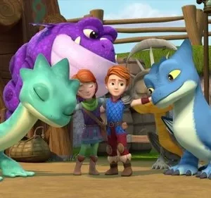 Quatro dragões e duas crianças sorridentes em um vilarejo animado. Um dragão roxo observa filhotes verdes e azuis perto das crianças.