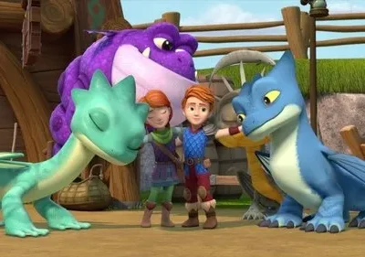 Quatro dragões e duas crianças sorridentes em um vilarejo animado. Um dragão roxo observa filhotes verdes e azuis perto das crianças.