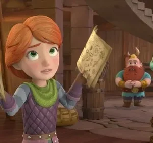 Garota ruiva confusa segura mapas ao lado de um bebê dragão verde e um homem barbudo em ambiente de madeira. Clima curioso.