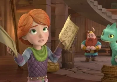 Garota ruiva confusa segura mapas ao lado de um bebê dragão verde e um homem barbudo em ambiente de madeira. Clima curioso.