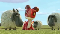 Um dragão vermelho animado e fofo entre ovelhas com expressões cômicas em um campo verde ensolarado.