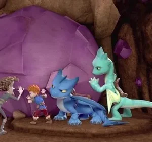 Animação: Dois jovens e dois dragões numa caverna rochosa. Eles reagem surpresos a um grande cristal roxo, com um dragão em alerta.