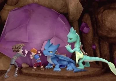 Animação: Dois jovens e dois dragões numa caverna rochosa. Eles reagem surpresos a um grande cristal roxo, com um dragão em alerta.