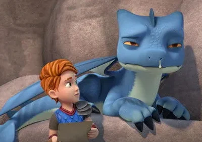 Garoto ruivo com mapa olha preocupado para um dragão azul doente com nariz escorrendo, deitado numa caverna rochosa.