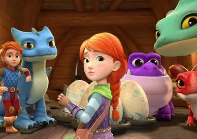 Crianças ruivas e 4 dragões bebês coloridos, um deles saindo de um ovo. Cena em cabana de madeira, clima amigável.