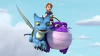 Menino ruivo em dragão azul com asas, que carrega um dragão roxo. Todos sorriem no céu azul com nuvens. Clima de aventura e amizade.