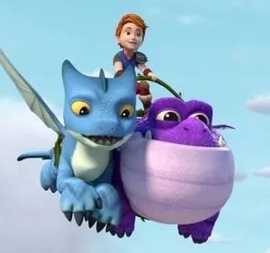 Menino ruivo em dragão azul com asas, que carrega um dragão roxo. Todos sorriem no céu azul com nuvens. Clima de aventura e amizade.