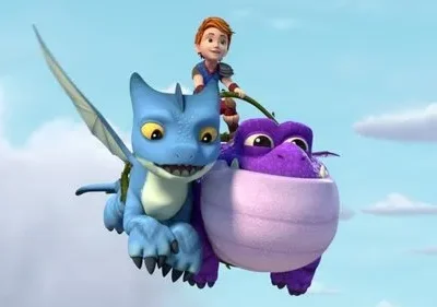 Menino ruivo em dragão azul com asas, que carrega um dragão roxo. Todos sorriem no céu azul com nuvens. Clima de aventura e amizade.