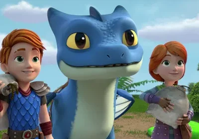 Garoto, garota e dragão azul sorridentes ao ar livre. Eles carregam sacos em um cenário verde com céu azul. Clima amigável.