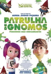 Pôster animado com garota de cabelo roxo,garoto de óculos e pequenos gnomos. Gosma verde espalhada cria um clima divertido e caótico.
