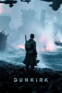 Soldado em terra rochosa observa o mar revolto com navios em chamas e fumaça. Aviões de guerra sobrevoam o céu cinzento. Clima tenso.