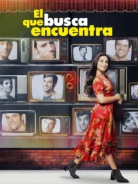 Mulher sorridente de vestido floral vermelho caminha diante de uma parede com TVs antigas,exibindo rostos de vários homens.