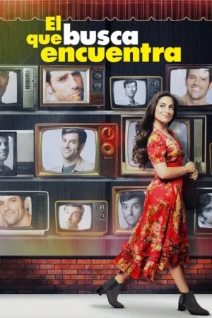 Mulher sorridente de vestido floral vermelho caminha diante de uma parede com TVs antigas, exibindo rostos de vários homens.