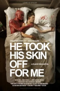 Homem sem pele abraça mulher dormindo em uma cama clara. Mancha de sangue no travesseiro dela. Cena íntima e grotesca.