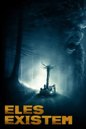 Pôster sombrio: Criatura peluda urra. Abaixo, carro capotado com árvore em uma floresta misteriosa. Clima de terror.