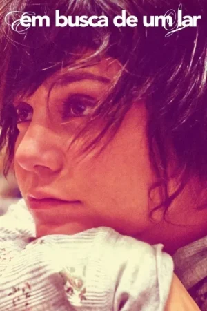 Close-up de rosto jovem com cabelos escuros e despenteados, olhar pensativo para o lado. Tons quentes e roxos dão um clima sonhador.