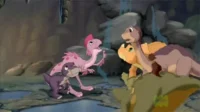 Jovens dinossauros (roxo, rosa, laranja, marrom) numa caverna rochosa com poças e gotejamentos azuis. Aventura.