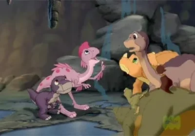 Jovens dinossauros (roxo, rosa, laranja, marrom) numa caverna rochosa com poças e gotejamentos azuis. Aventura.