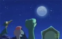 Três dinossauros cartoon olham maravilhados para a grande lua cheia e estrelas num céu noturno azul-escuro.